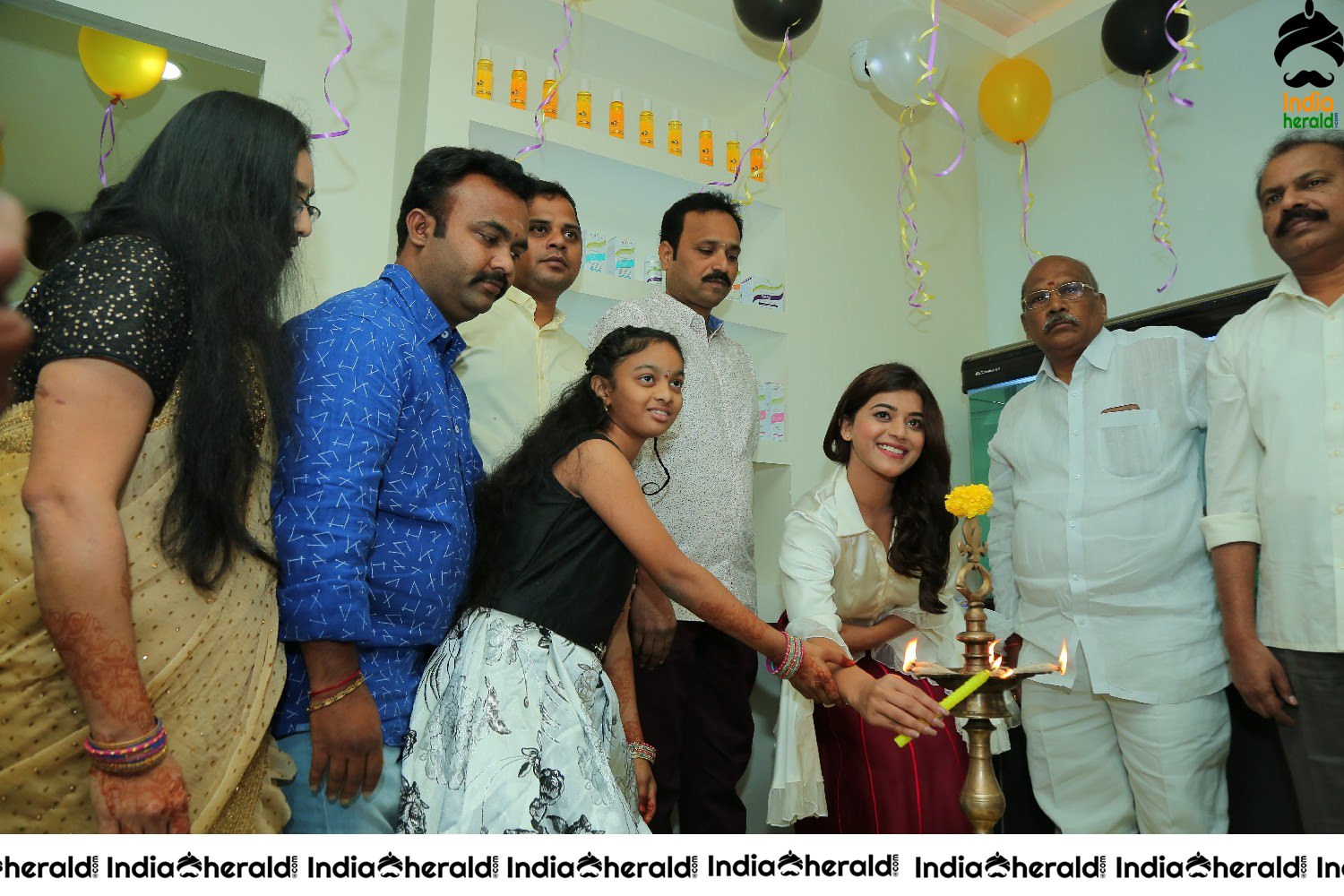 Actress Yamini Bhaskar Inaugurates BeYou Salon At Narsaraopet Set 2