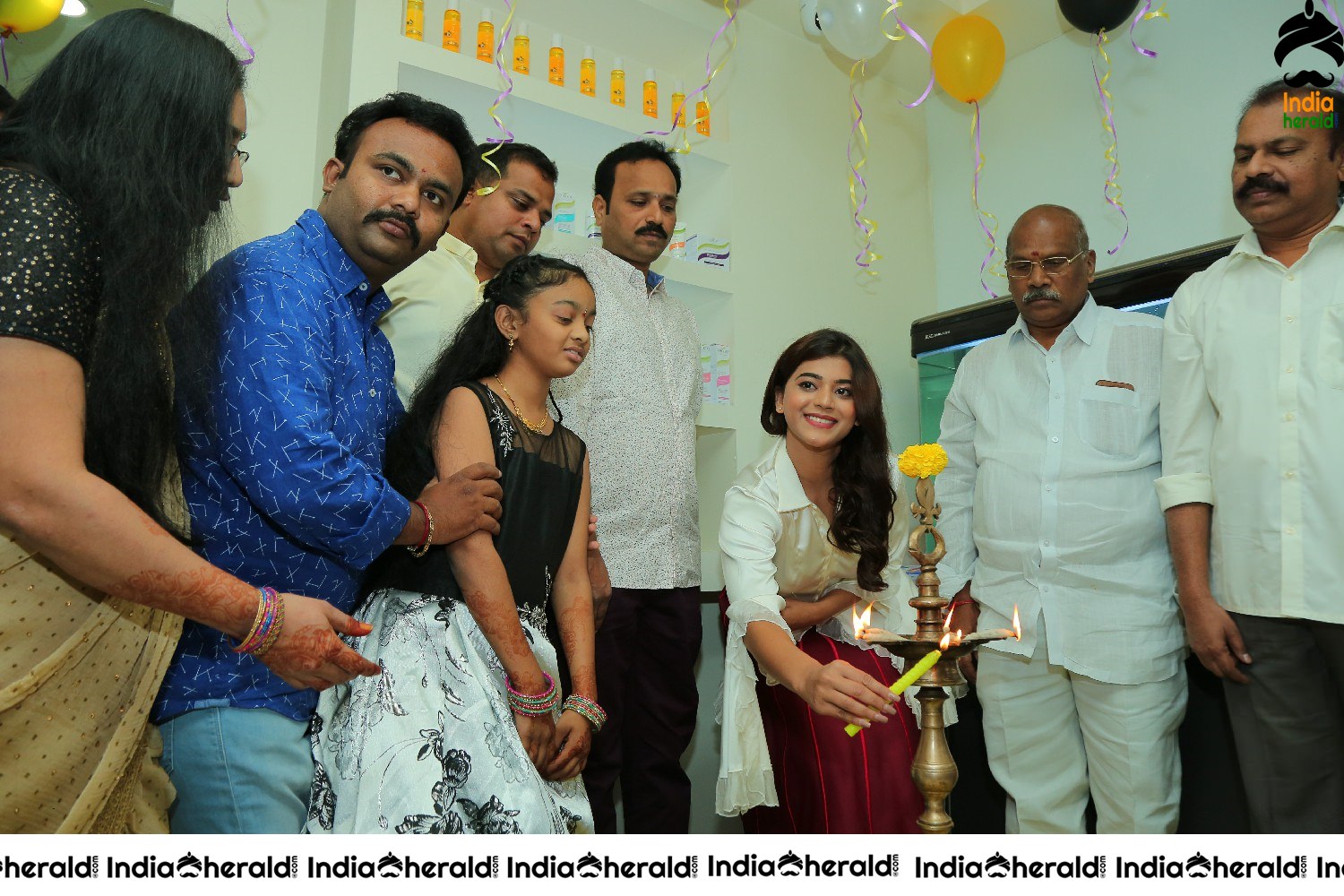 Actress Yamini Bhaskar Inaugurates BeYou Salon At Narsaraopet Set 2