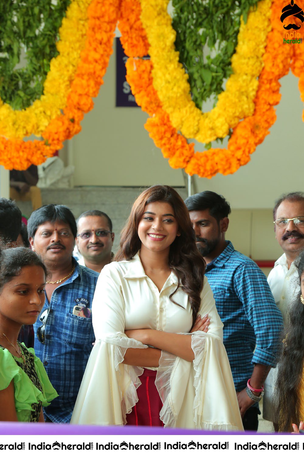 Actress Yamini Bhaskar Inaugurates BeYou Salon At Narsaraopet Set 2