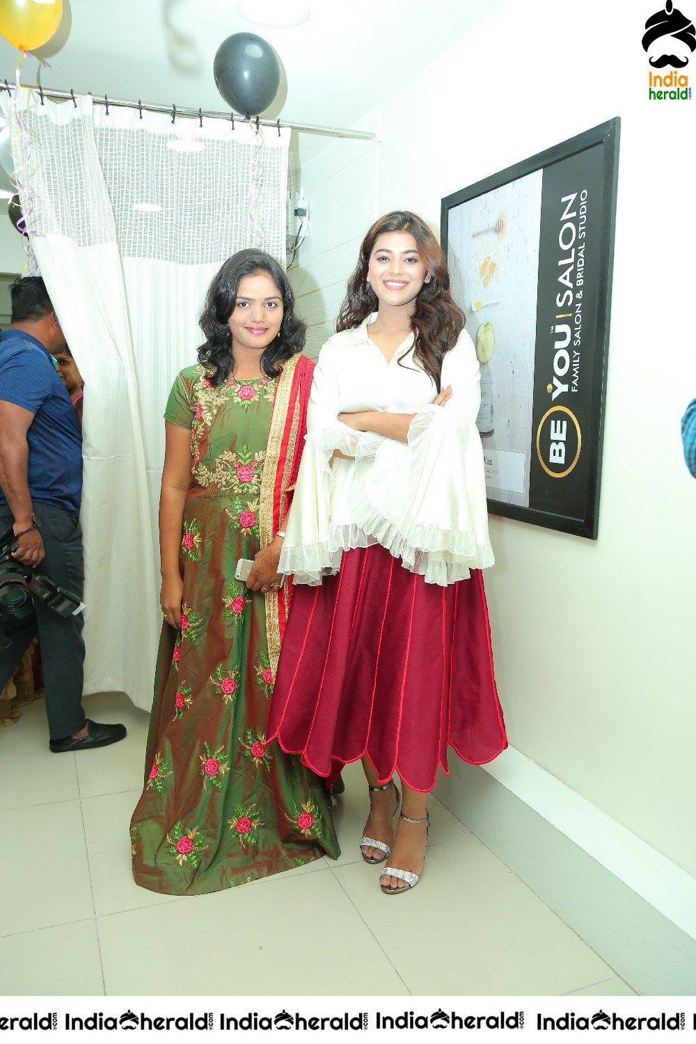 Actress Yamini Bhaskar Inaugurates BeYou Salon At Narsaraopet Set 2