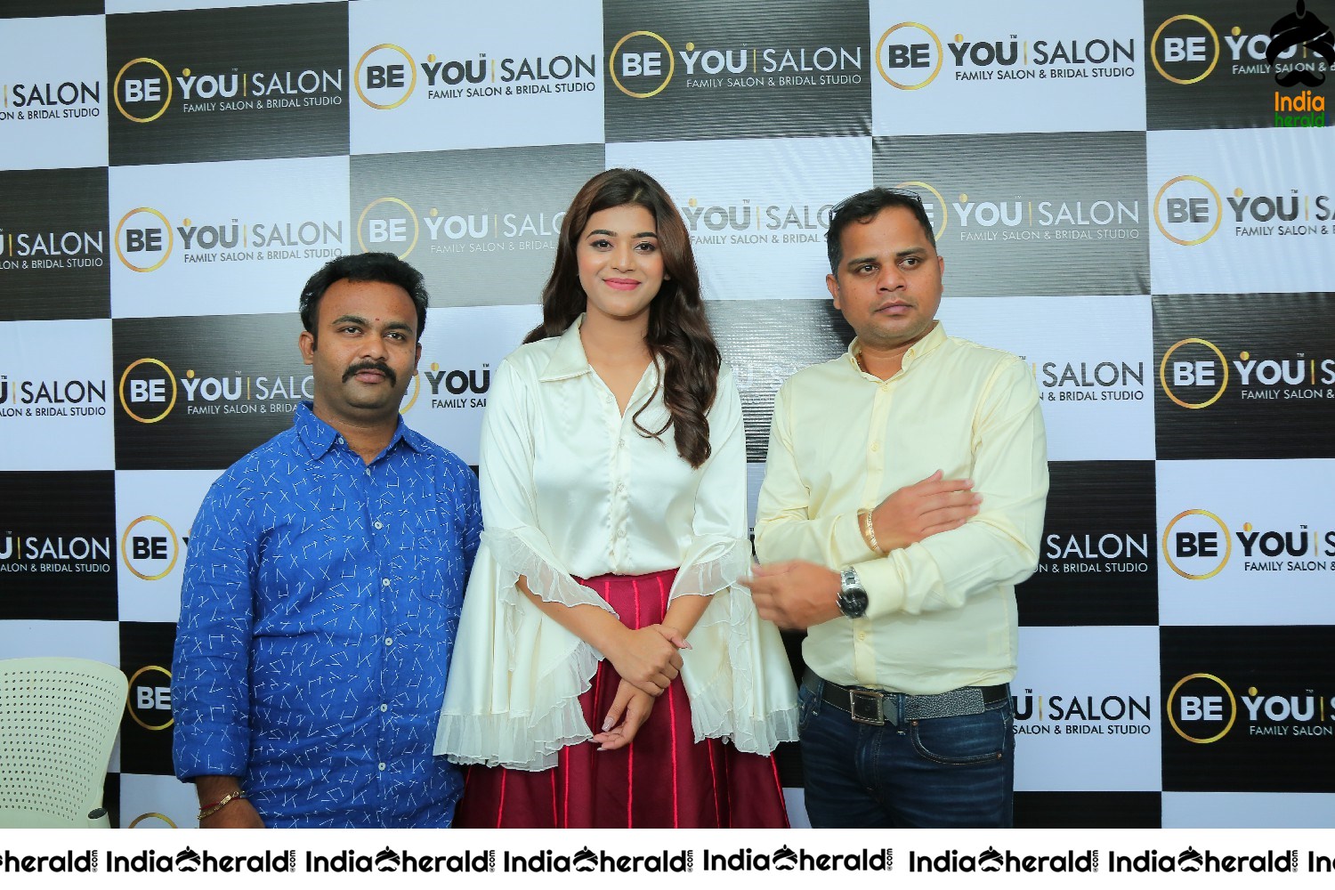 Actress Yamini Bhaskar inaugurates BeYou Salon at Narsaraopet Set 3