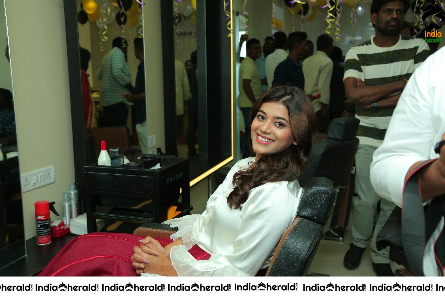 Actress Yamini Bhaskar inaugurates BeYou Salon at Narsaraopet Set 3