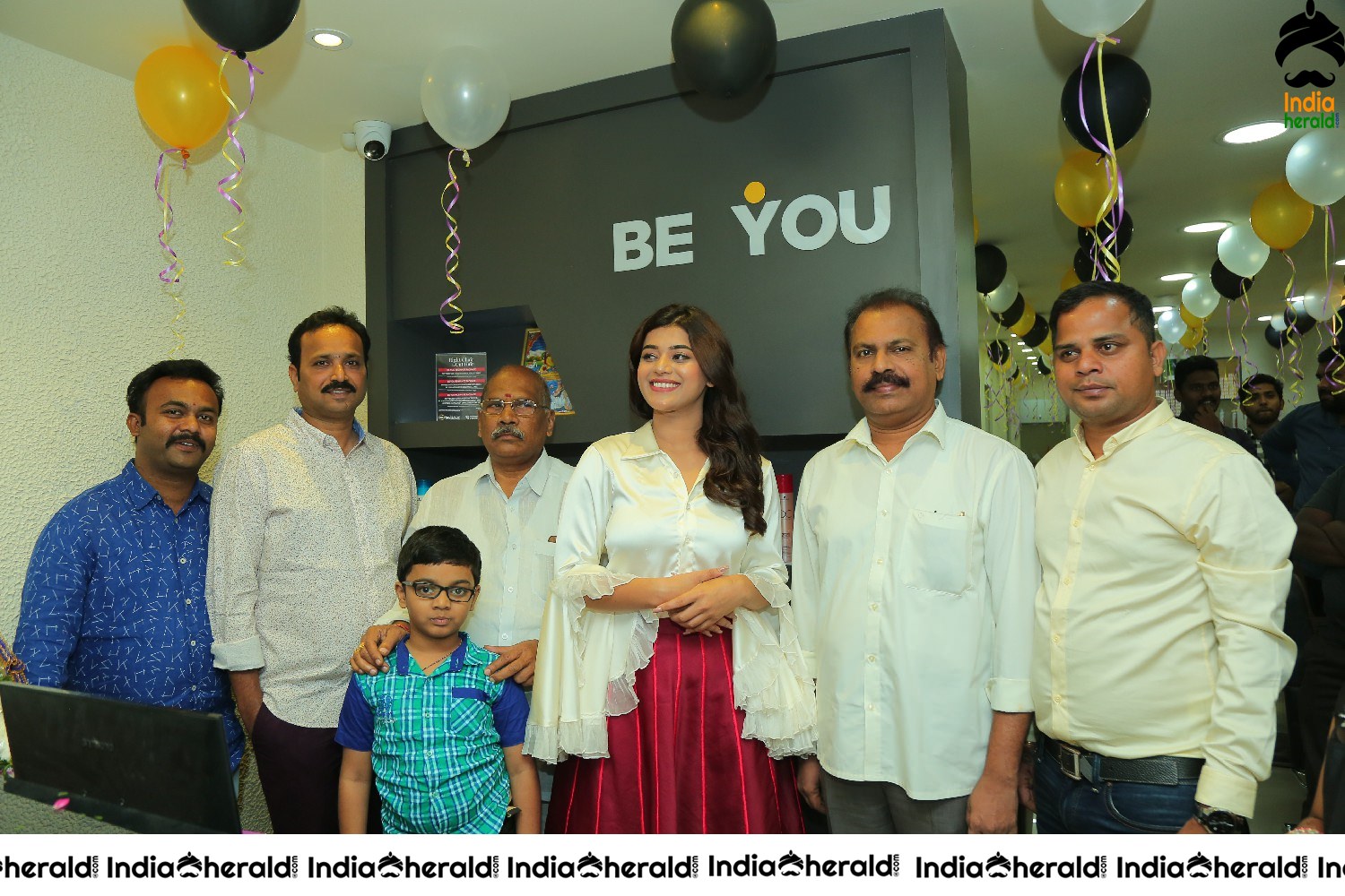 Actress Yamini Bhaskar inaugurates BeYou Salon at Narsaraopet Set 3