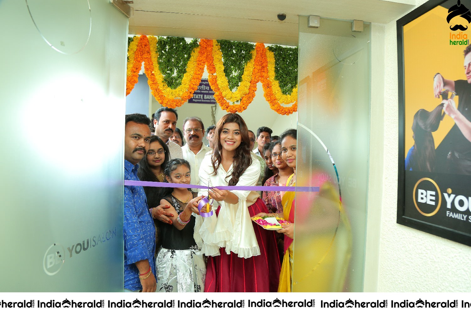 Actress Yamini Bhaskar inaugurates BeYou Salon at Narsaraopet Set 3