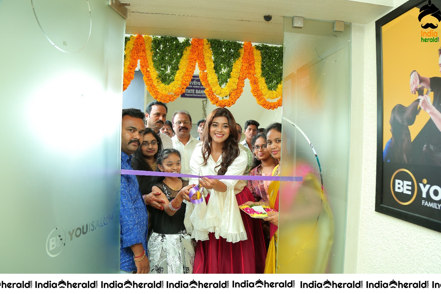 Actress Yamini Bhaskar inaugurates BeYou Salon at Narsaraopet Set 3