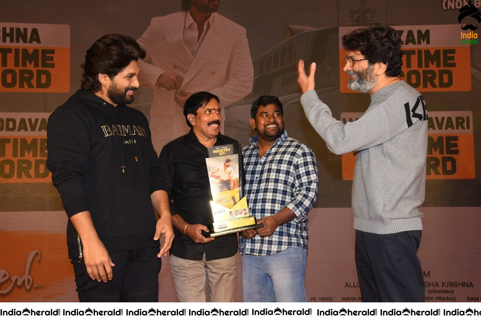 Ala Vailkunthapurramuloo Movie Thanks Meet Set 10