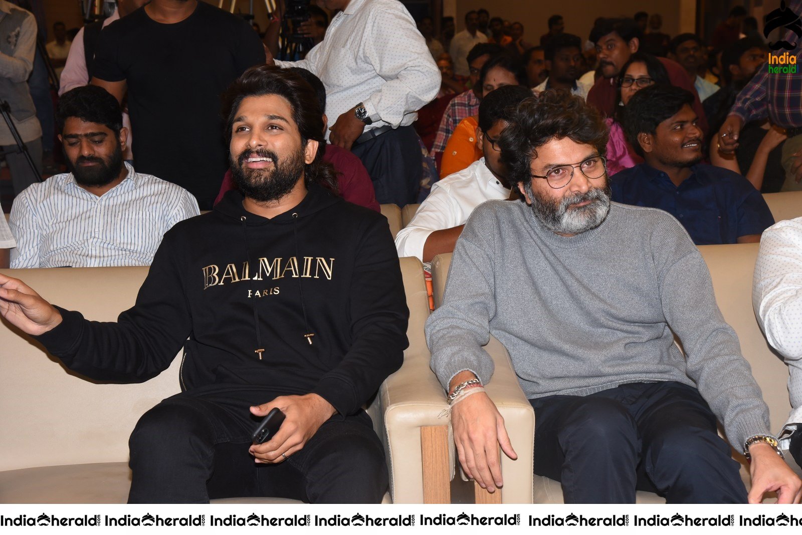 Ala Vailkunthapurramuloo Movie Thanks Meet Set 1