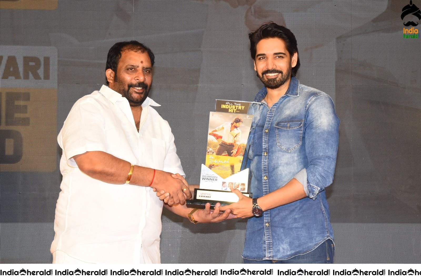 Ala Vailkunthapurramuloo Movie Thanks Meet Set 1