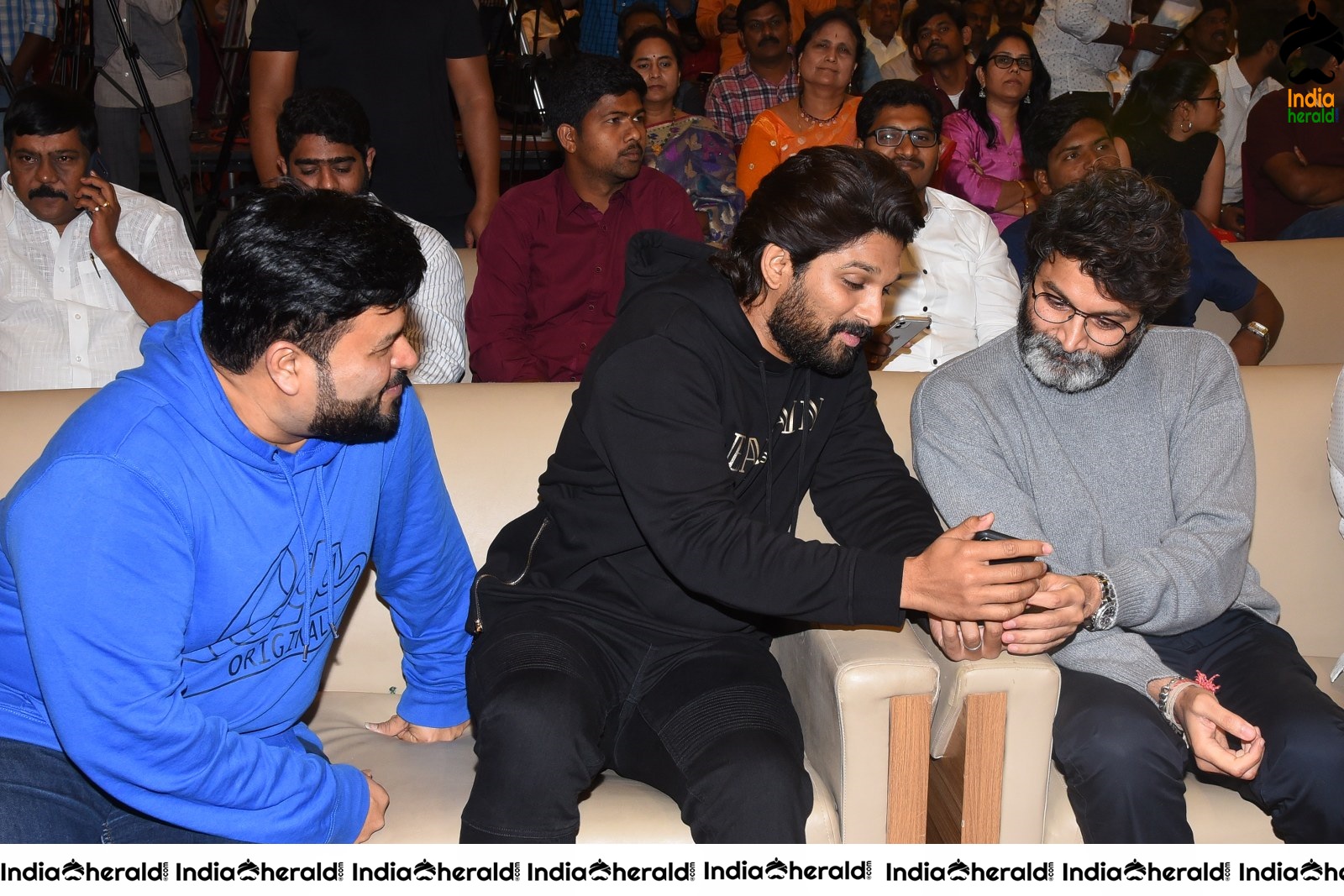 Ala Vailkunthapurramuloo Movie Thanks Meet Set 2