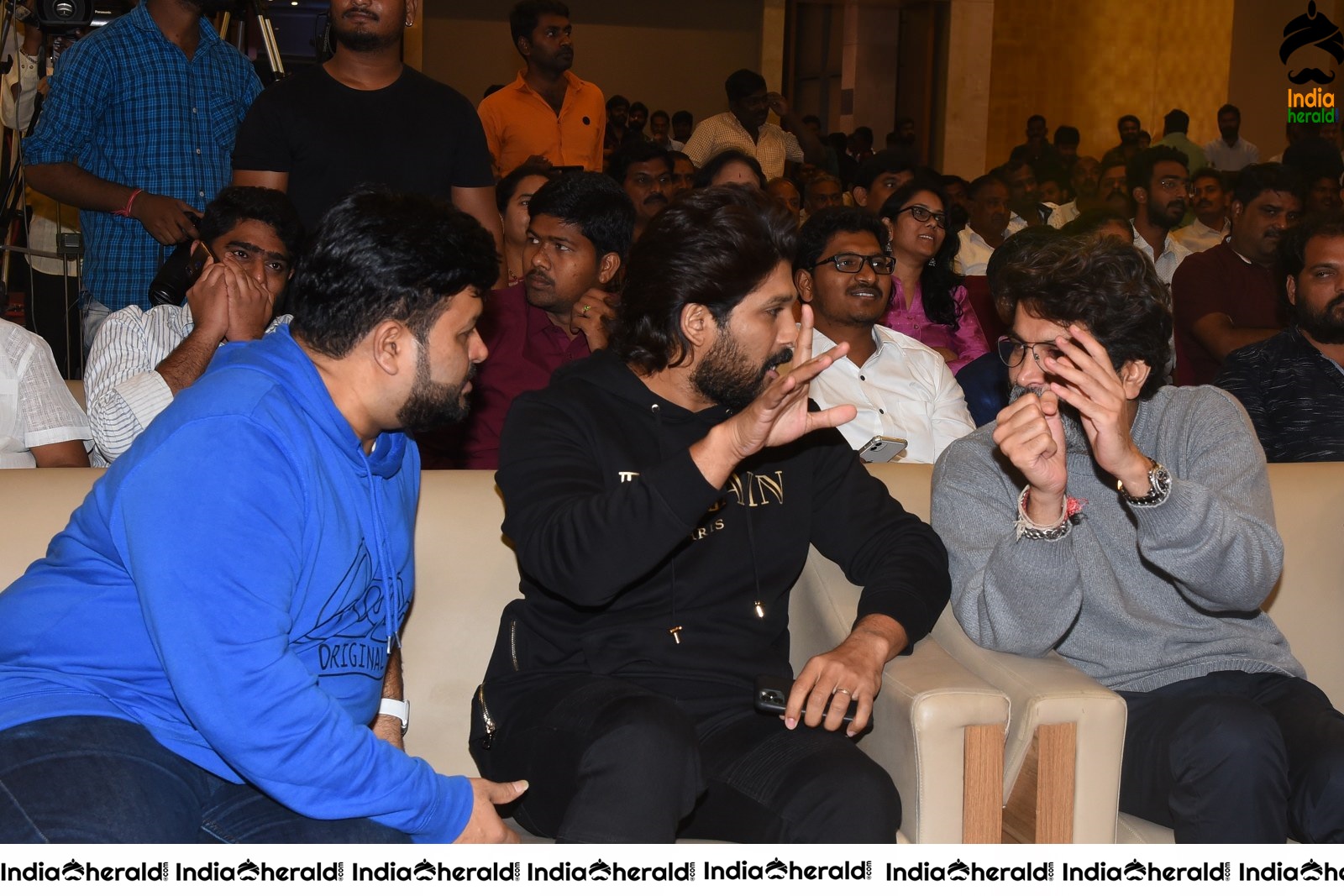 Ala Vailkunthapurramuloo Movie Thanks Meet Set 2