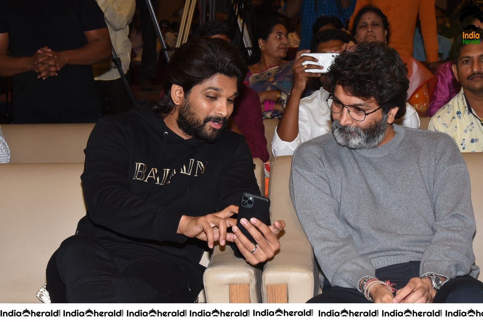 Ala Vailkunthapurramuloo Movie Thanks Meet Set 3