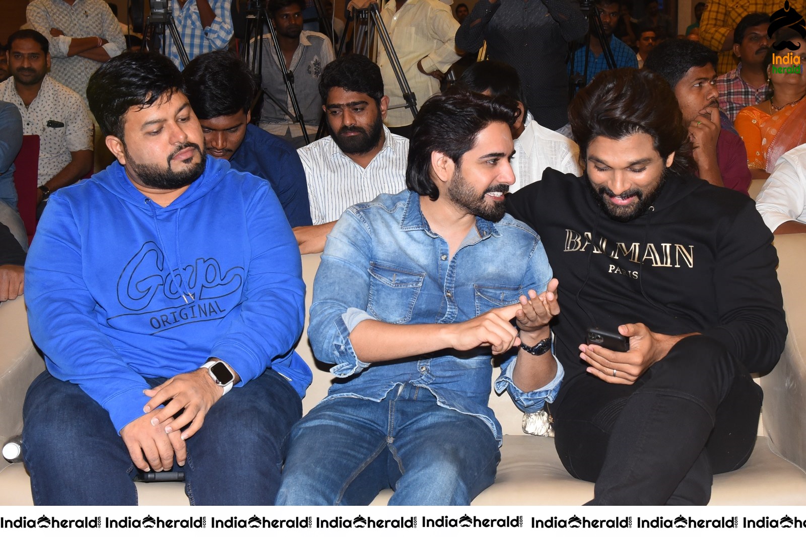 Ala Vailkunthapurramuloo Movie Thanks Meet Set 4