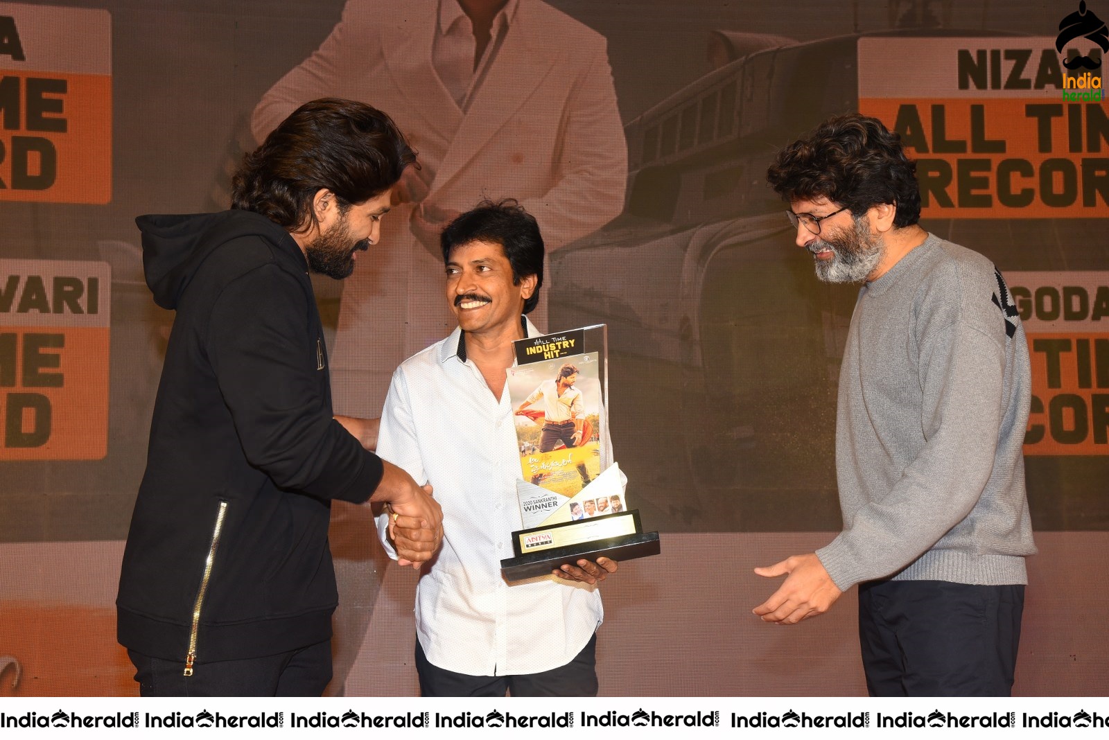Ala Vailkunthapurramuloo Movie Thanks Meet Set 8