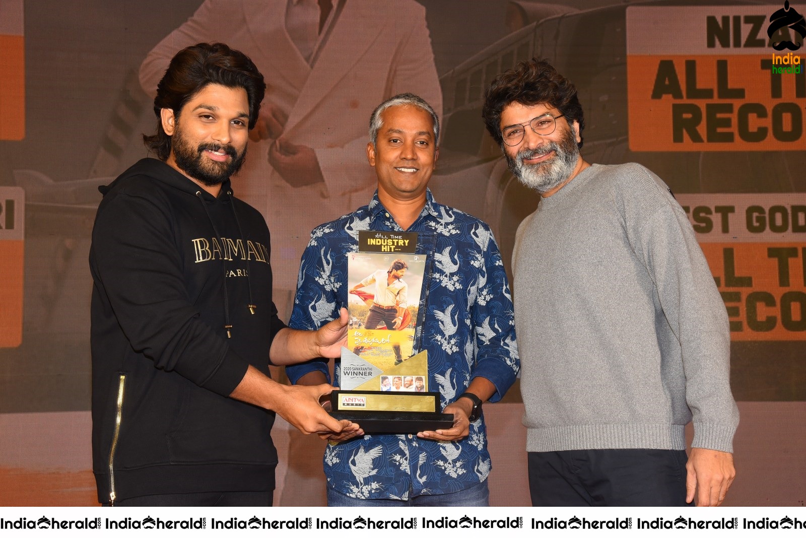 Ala Vailkunthapurramuloo Movie Thanks Meet Set 8