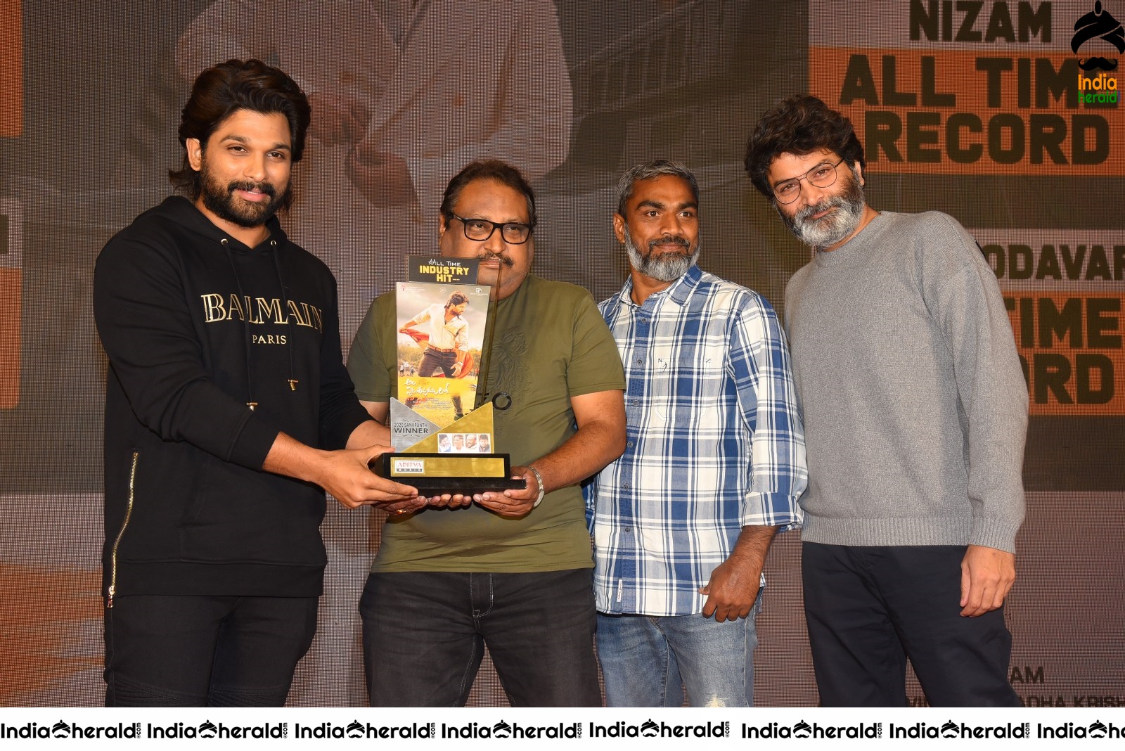 Ala Vailkunthapurramuloo Movie Thanks Meet Set 8