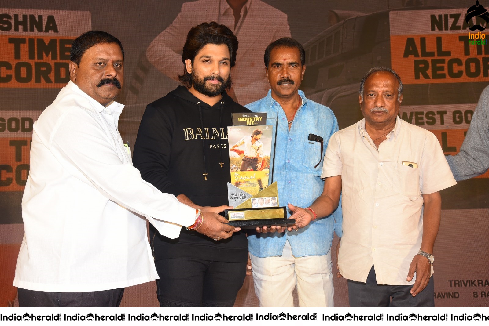 Ala Vailkunthapurramuloo Movie Thanks Meet Set 8