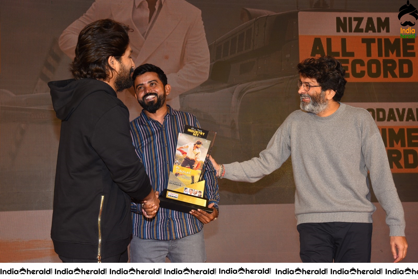 Ala Vailkunthapurramuloo Movie Thanks Meet Set 8