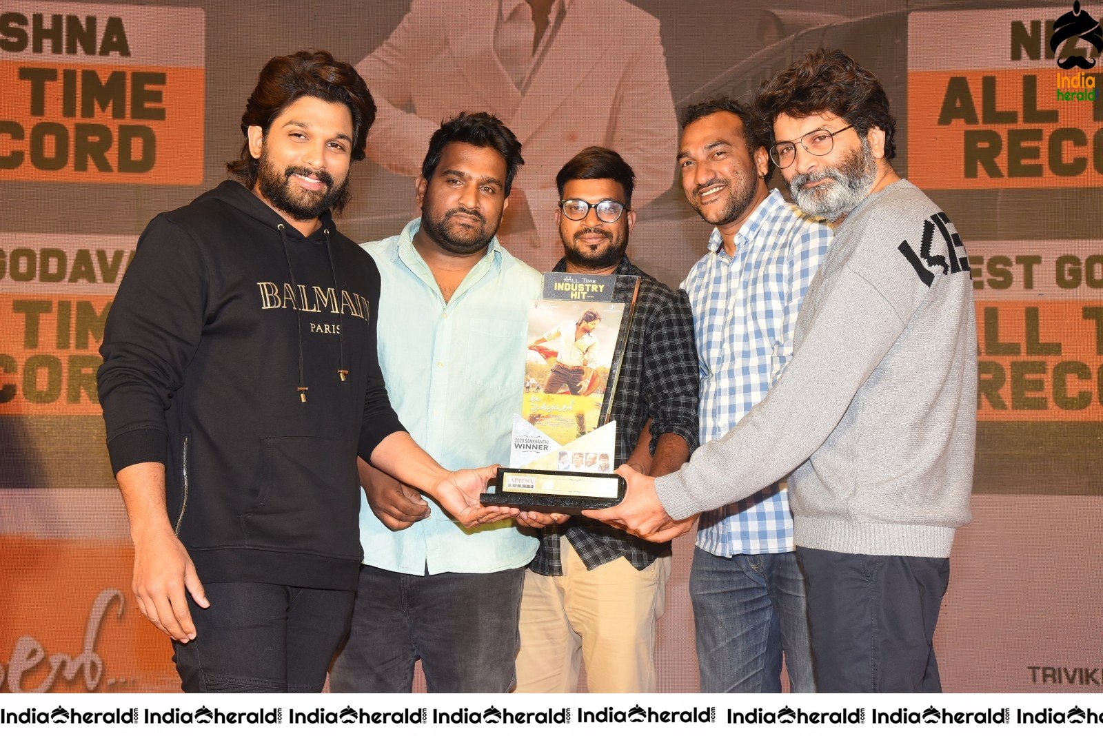 Ala Vailkunthapurramuloo Movie Thanks Meet Set 9