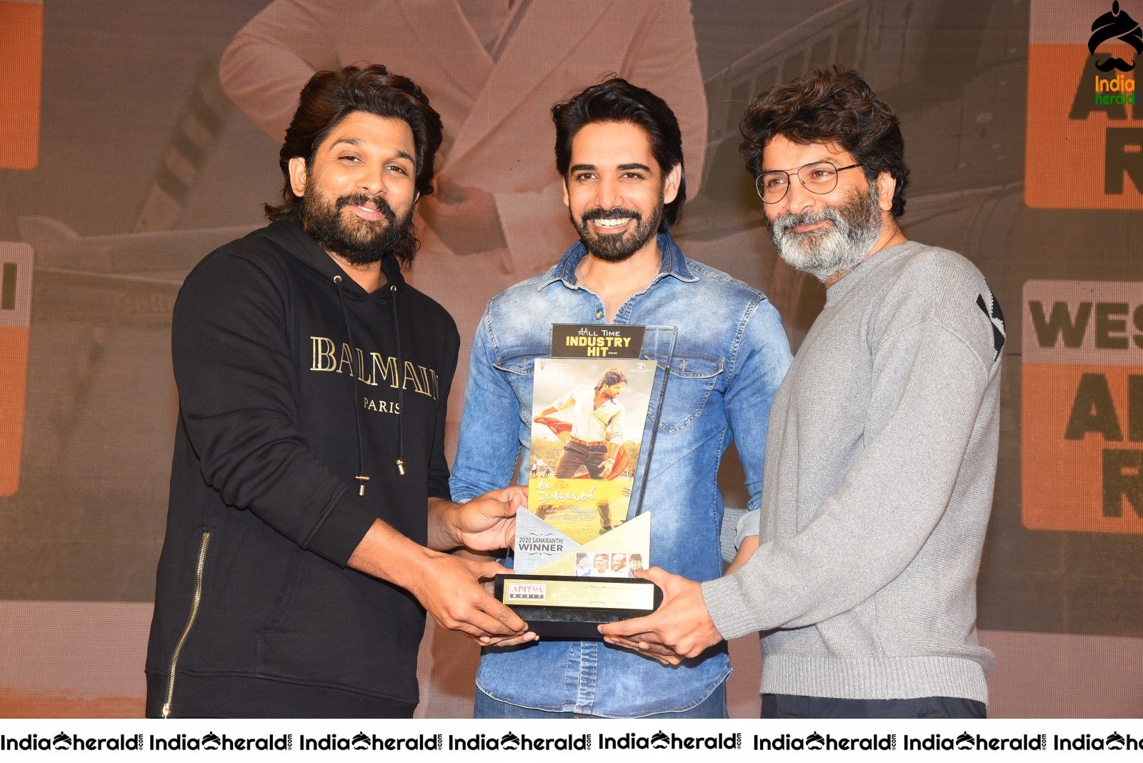 Ala Vailkunthapurramuloo Movie Thanks Meet Set 9