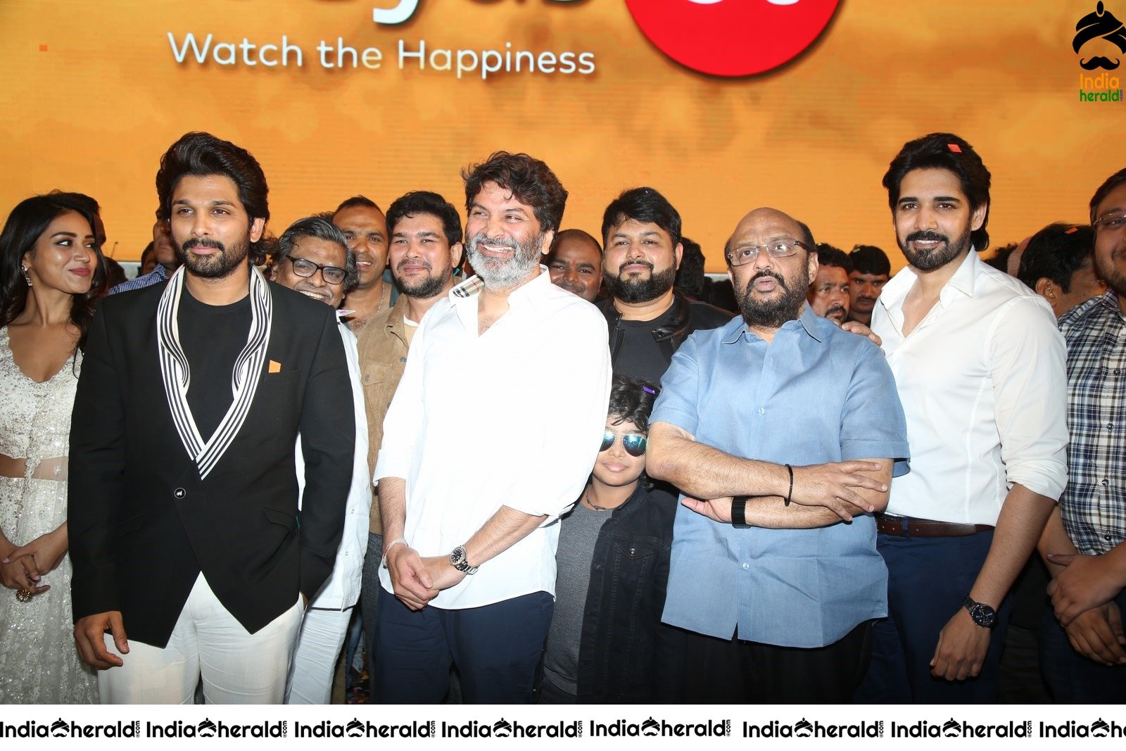 Allu Arjun Group Photos with the team of AV Set 2