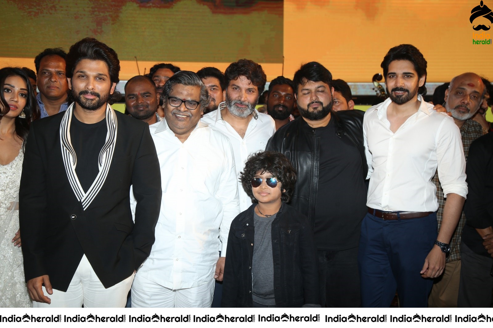 Allu Arjun Group Photos with the team of AV Set 2