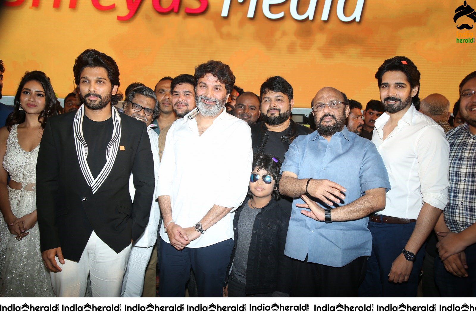 Allu Arjun Group Photos with the team of AV Set 2