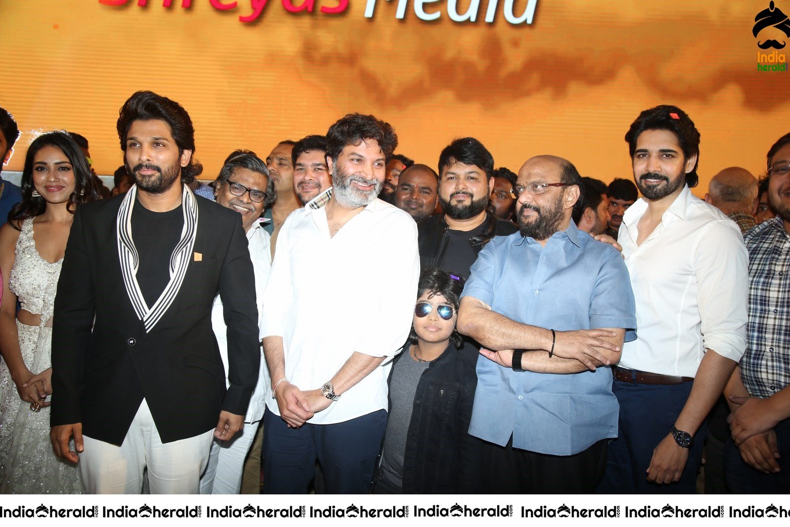 Allu Arjun Group Photos with the team of AV Set 2