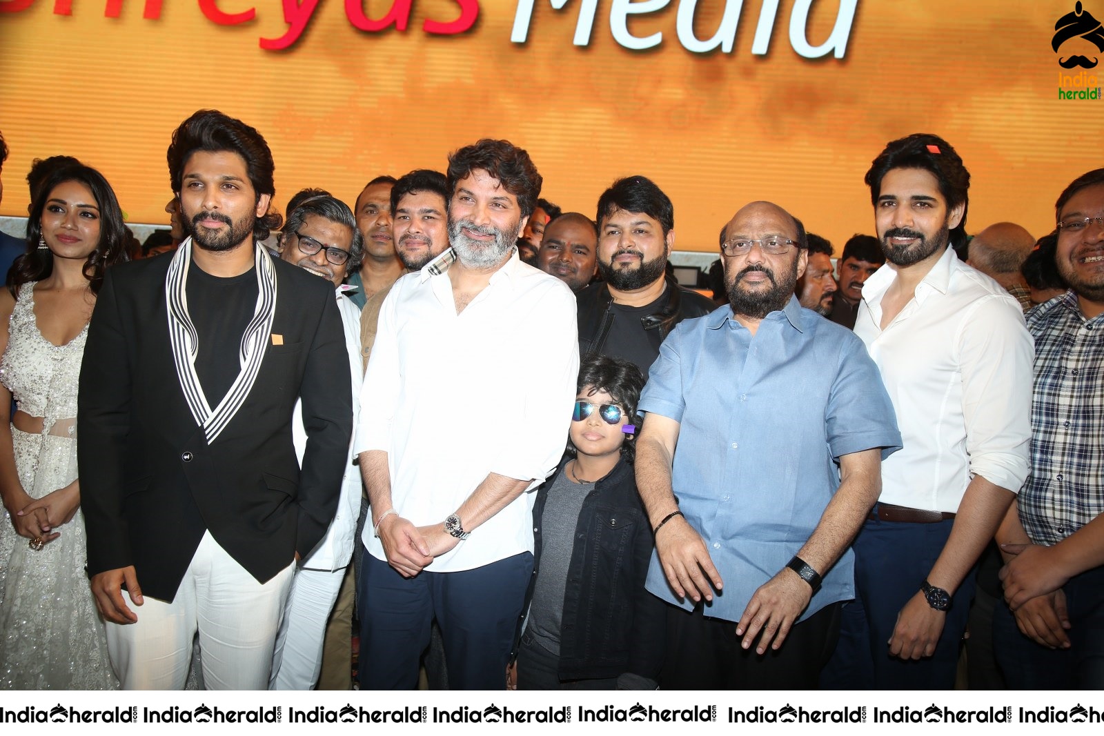 Allu Arjun Group Photos with the team of AV Set 2