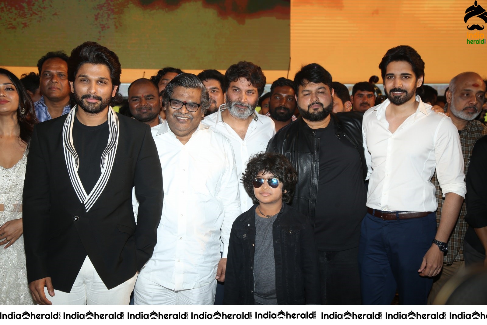 Allu Arjun Group Photos with the team of AV Set 2