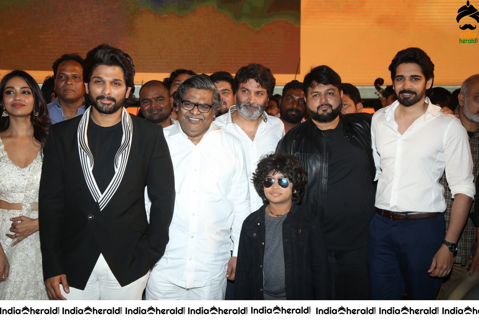 Allu Arjun Group Photos with the team of AV Set 2