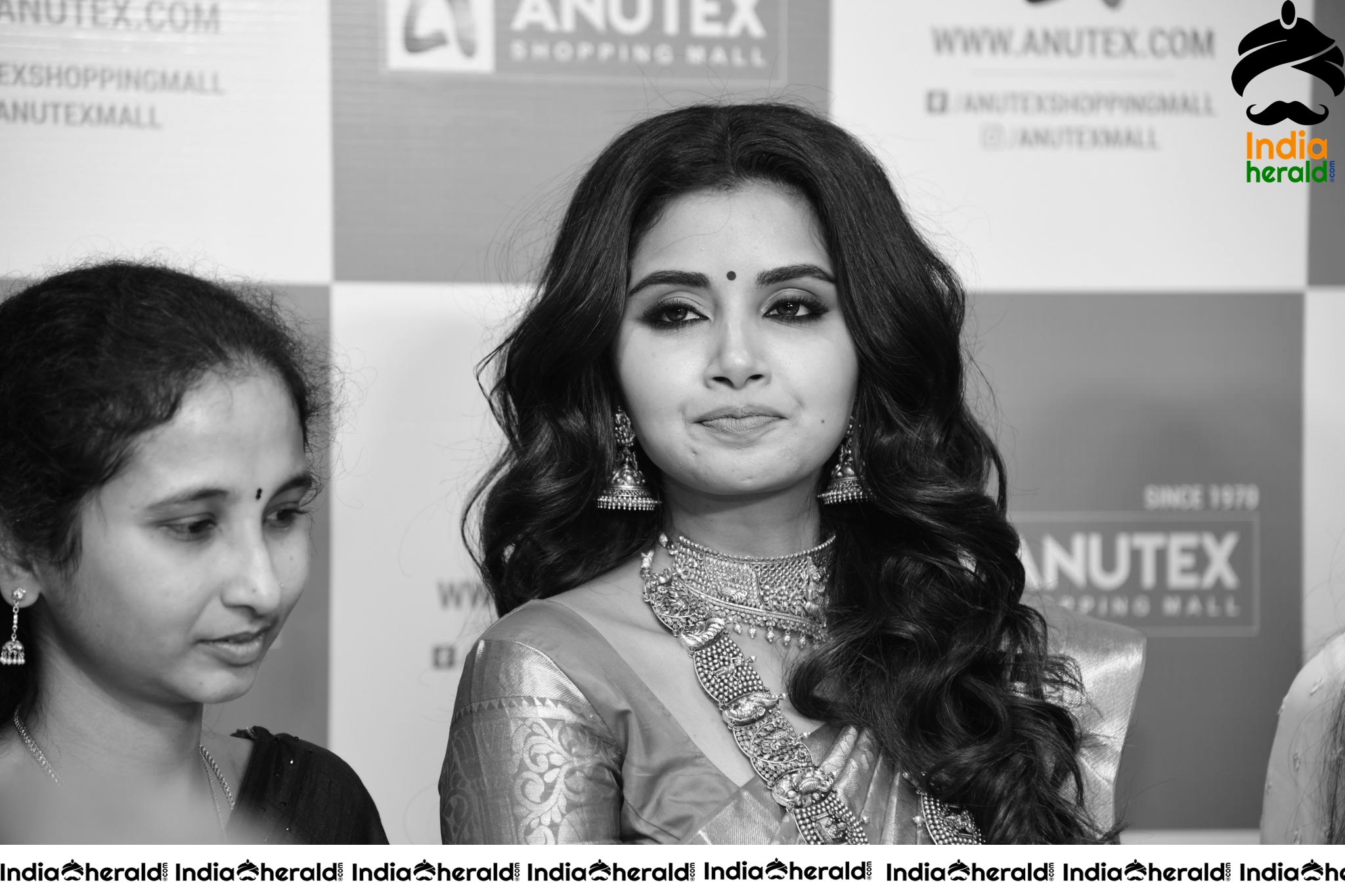 Anutex Shopping Mall Grand Festival Prizes And Collection Launched By Actress Anupama Parameswaran Set 3