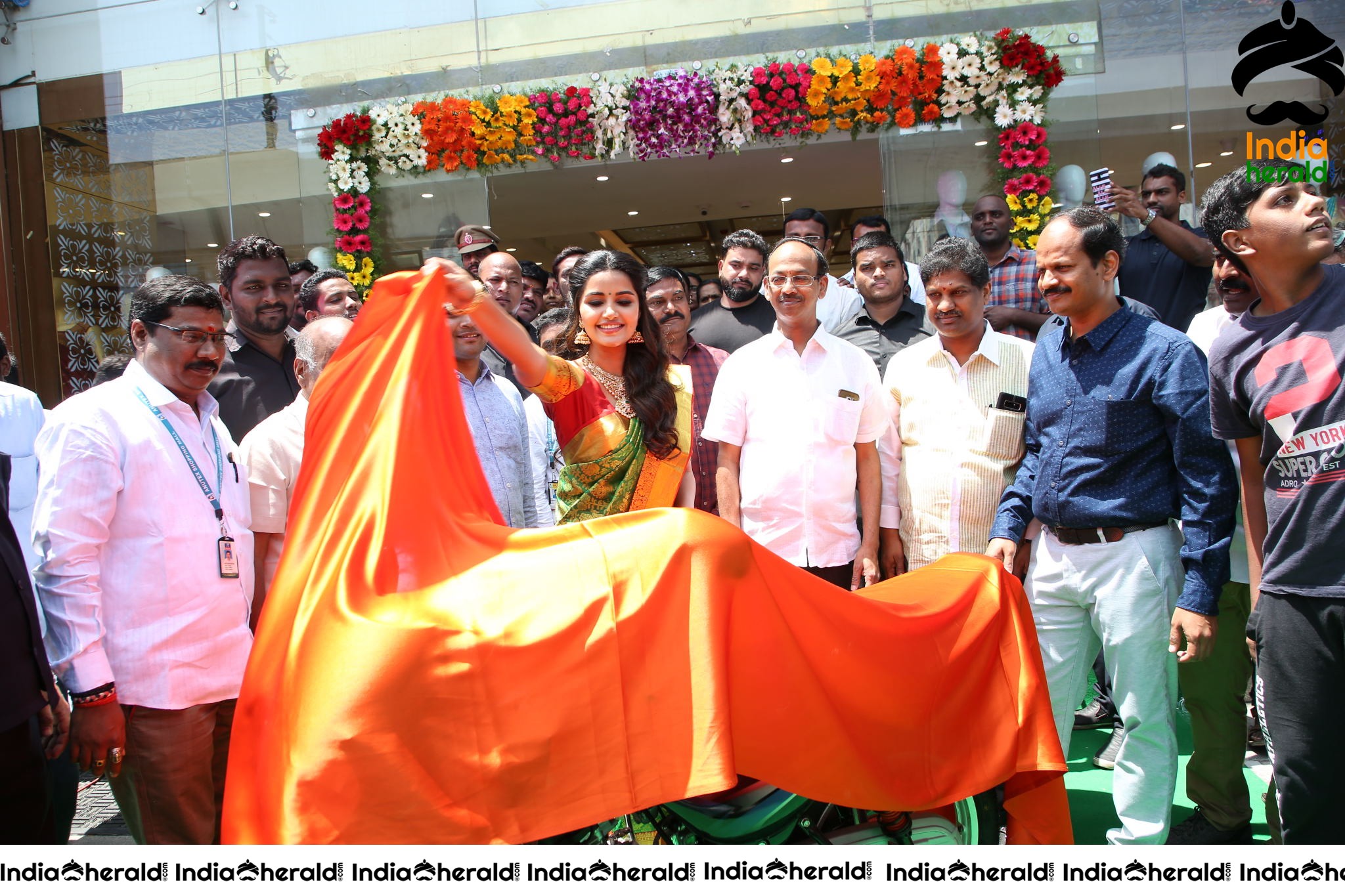Anutex Shopping Mall Grand Festival Prizes And Collection Launched By Actress Anupama Parameswaran Set 4