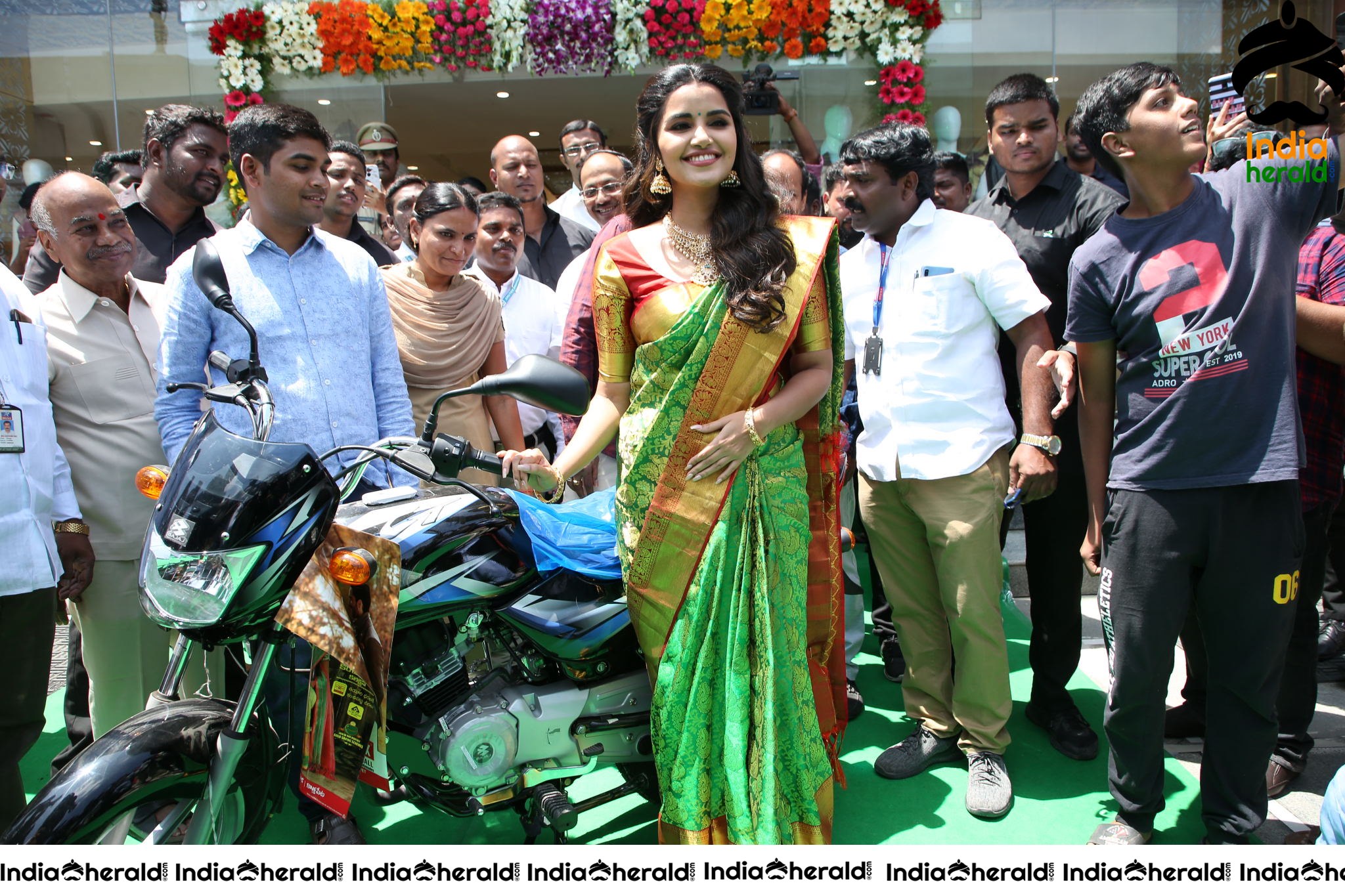 Anutex Shopping Mall Grand Festival Prizes And Collection Launched By Actress Anupama Parameswaran Set 5