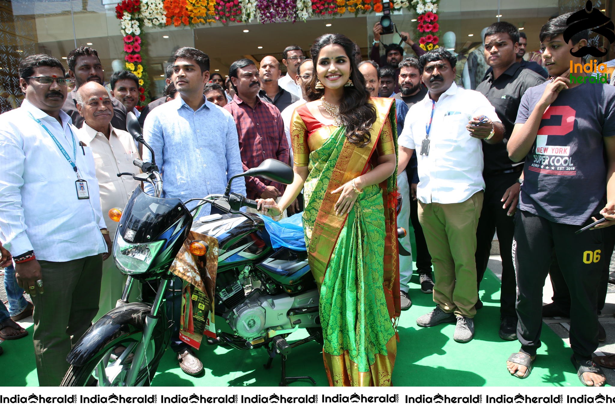 Anutex Shopping Mall Grand Festival Prizes And Collection Launched By Actress Anupama Parameswaran Set 5