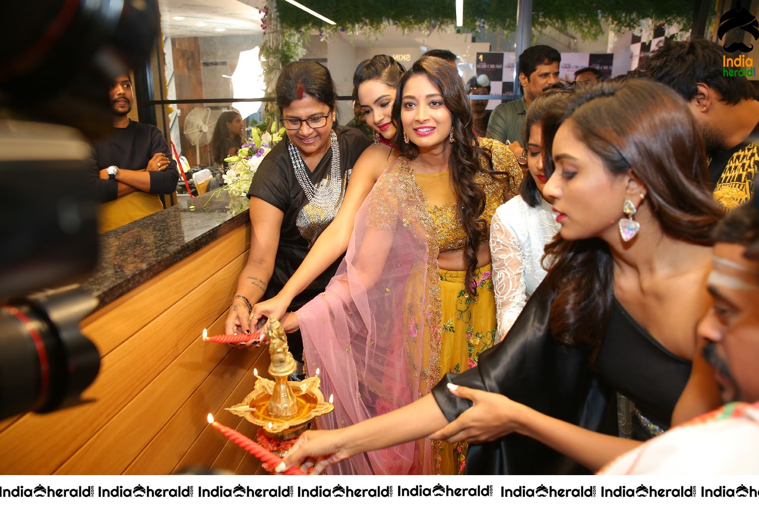 Bigg Boss celebs at Salon Hair Crush launch Set 5