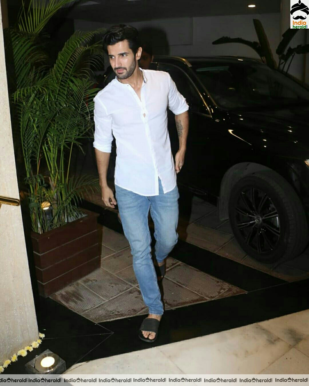 Bollywood Celebs Visit Manish Malhotra House To Offer Condolences to His Late Father set 1