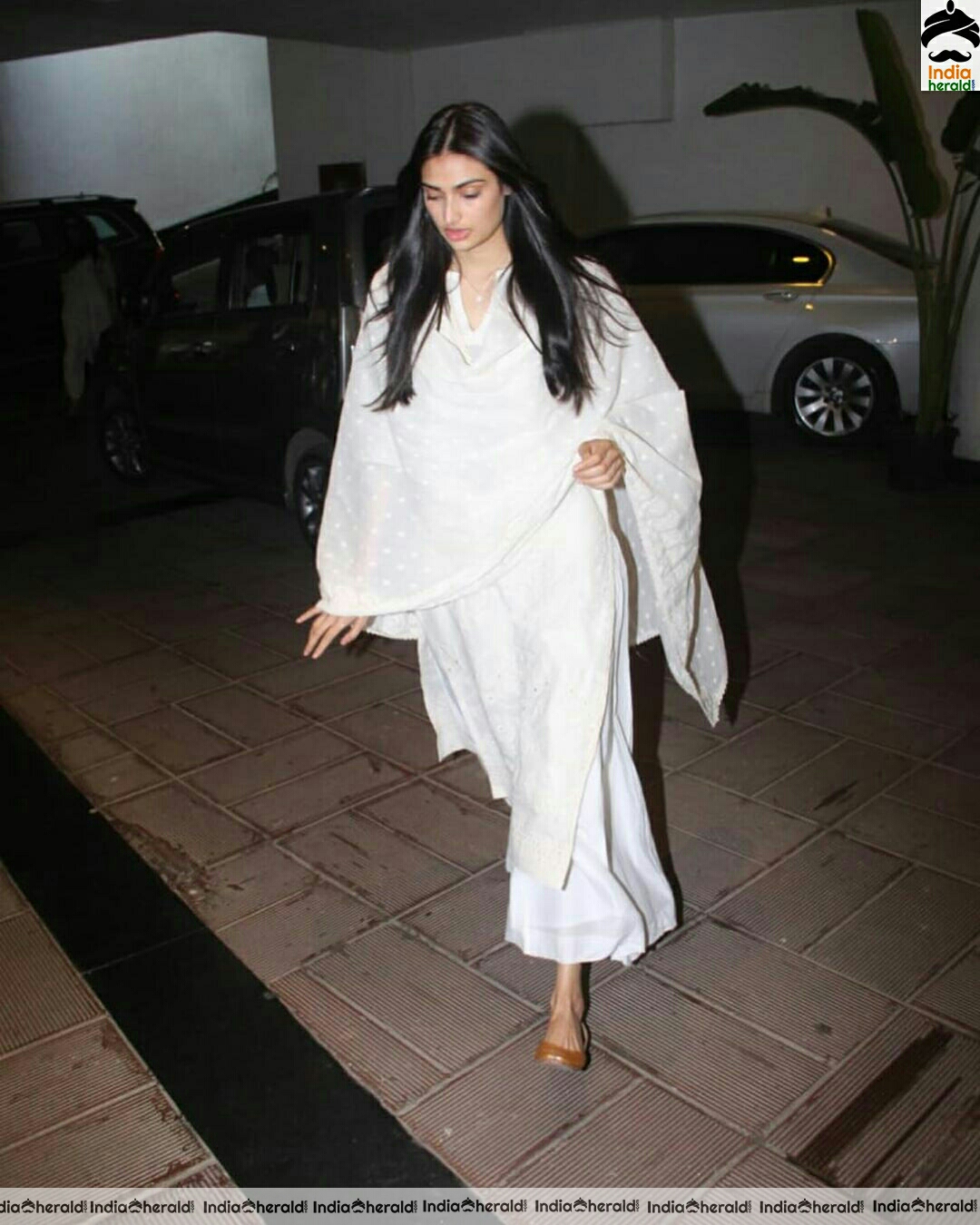 Bollywood Celebs Visit Manish Malhotra House To Offer Condolences to His Late Father set 1
