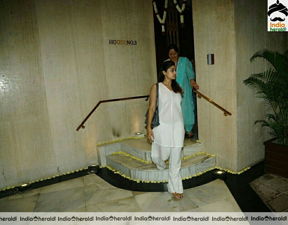 Bollywood Celebs Visit Manish Malhotra House To Offer Condolences to His Late Father set 1