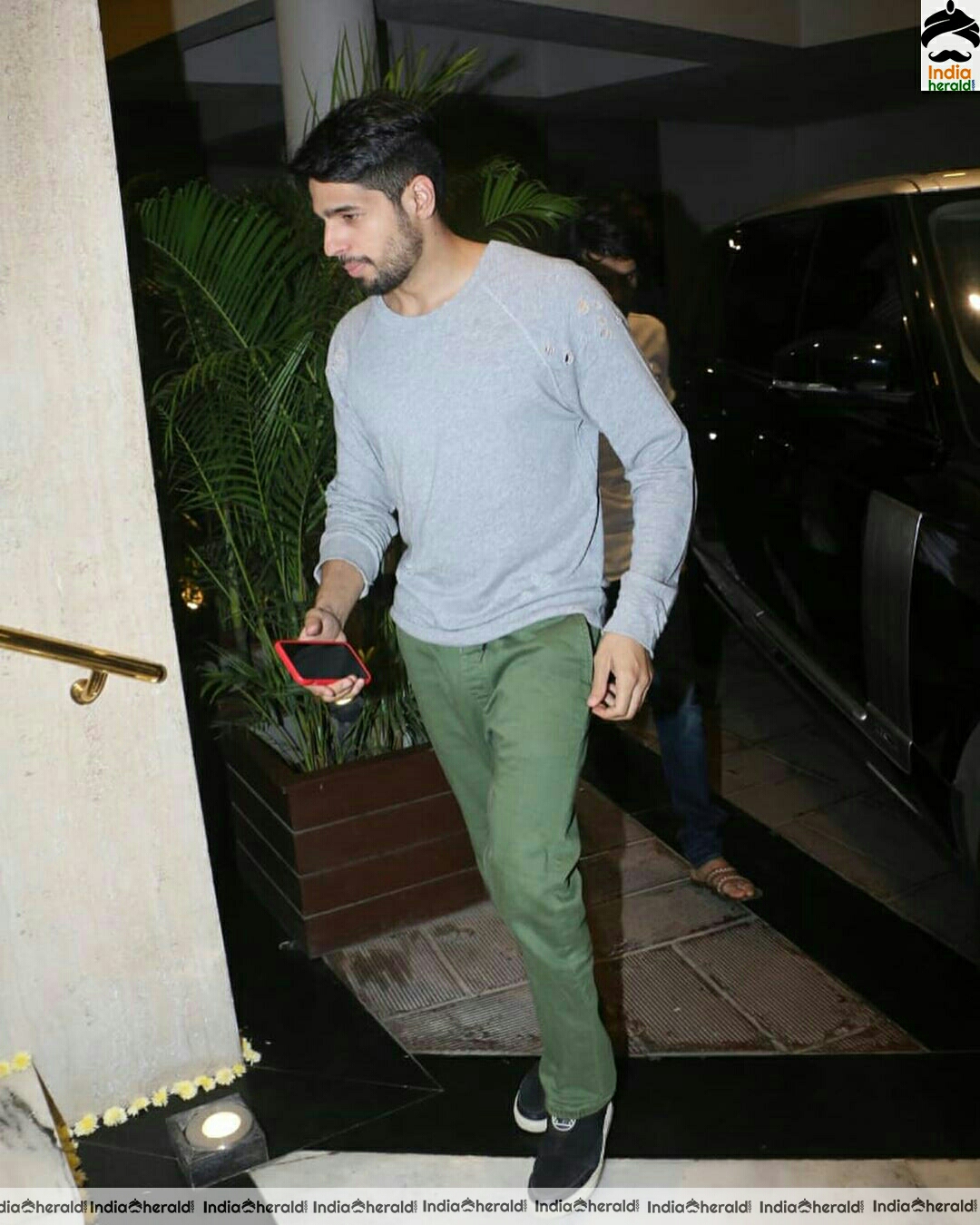 Bollywood Celebs Visit Manish Malhotra House To Offer Condolences to His Late Father set 2