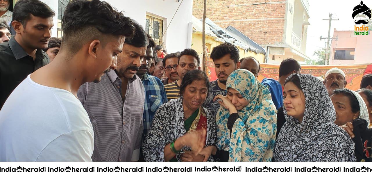 Chiranjeevi met his fans family who passed away