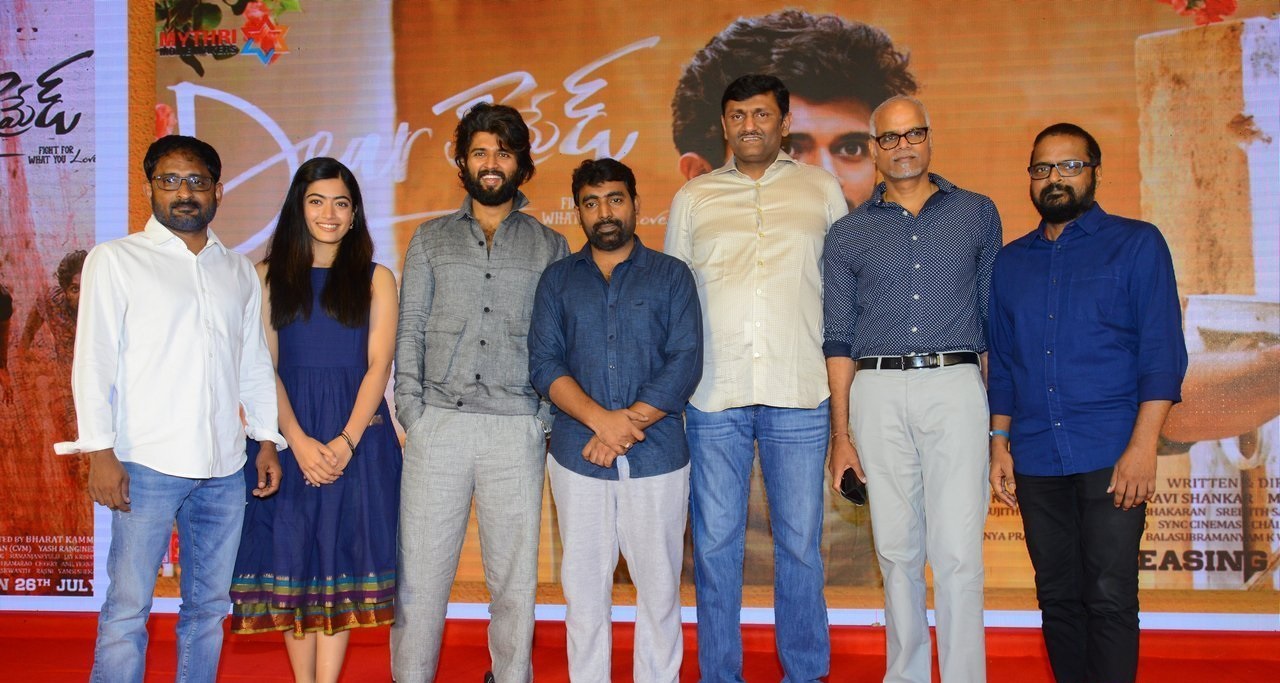 Dear Comrade Trailer Launch Set 1