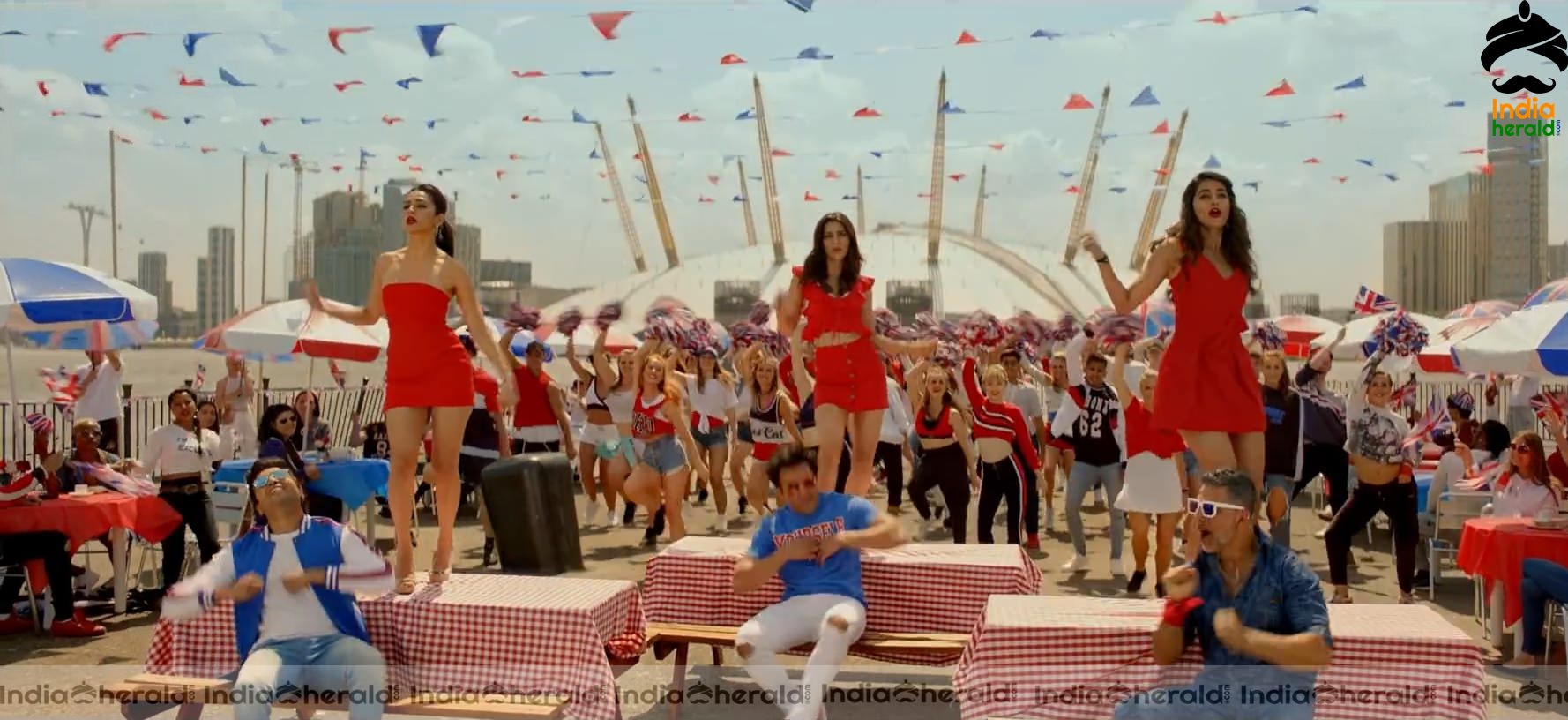 Ek Chumma Song Hot HD Stills Set 4