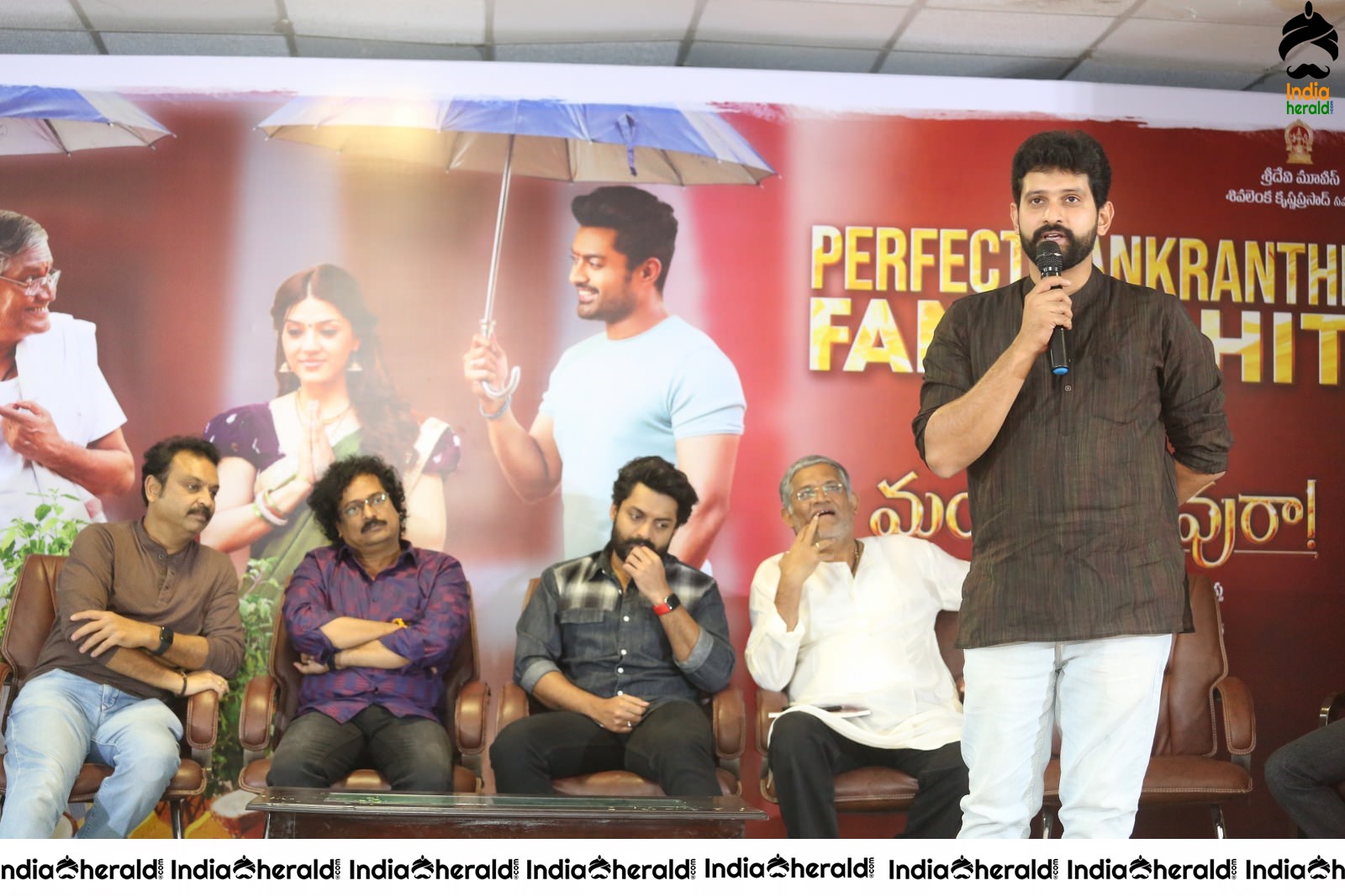 Entha Manchivaadavuraa Movie Thanks Meet Set 3