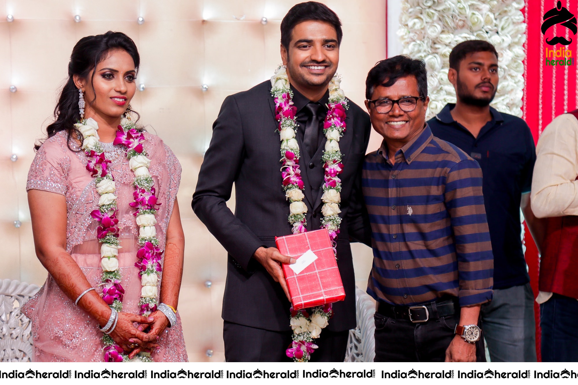 Famous Comedy Actor Sathish and Sindhu Wedding Stills Set 8