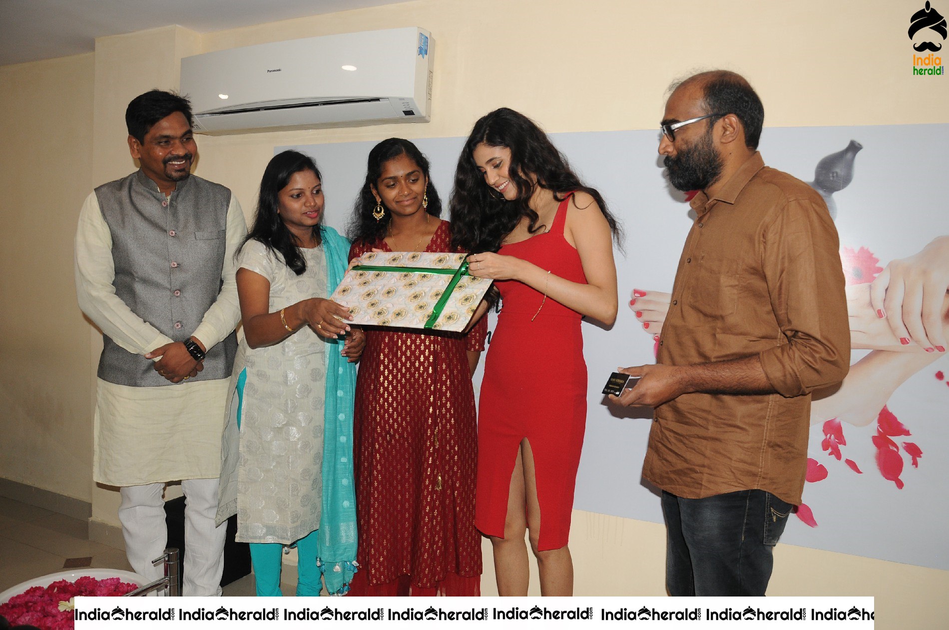 Former Femina miss india South Andleeb Zaidi Launches Premium Rewards Card at Vasundhara Salon Set 1
