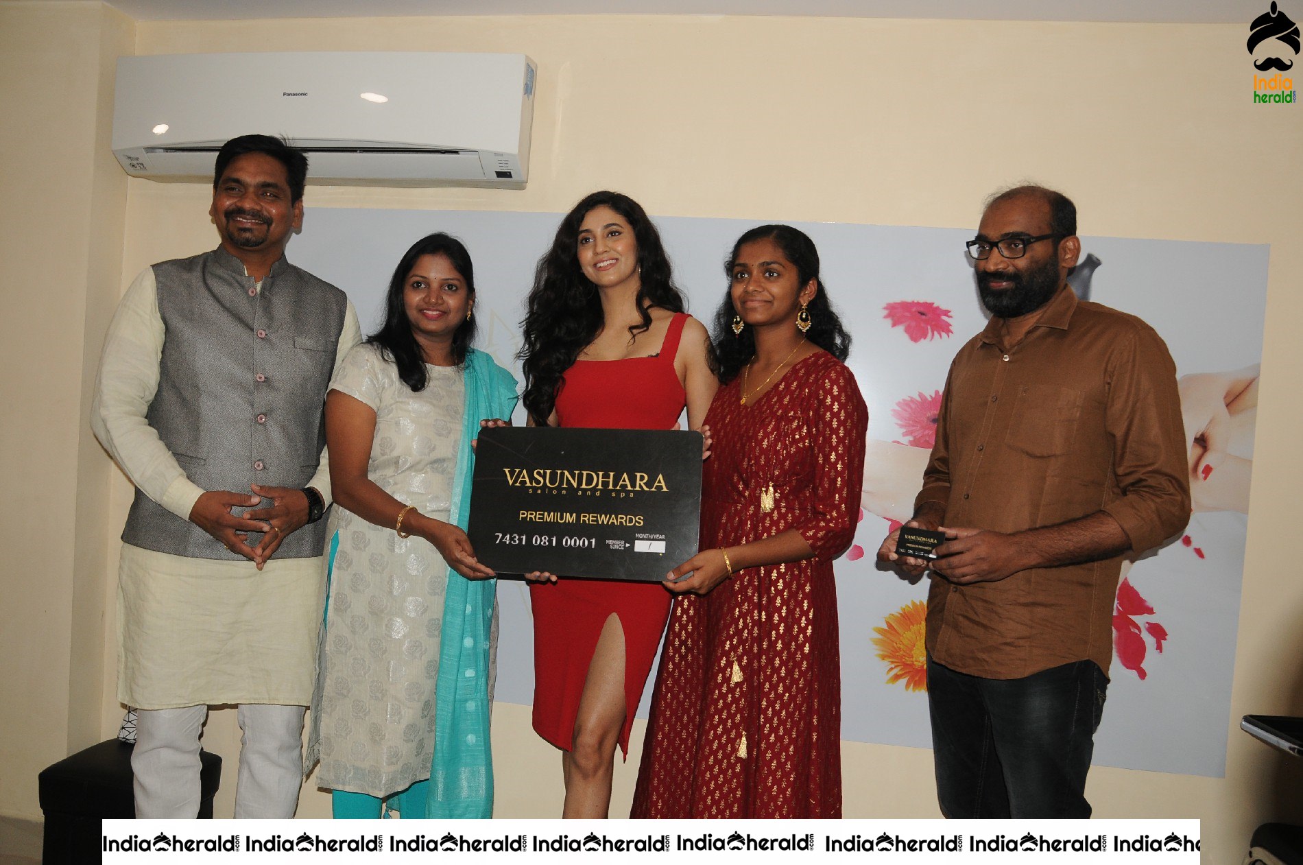 Former Femina miss india South Andleeb Zaidi Launches Premium Rewards Card at Vasundhara Salon Set 1