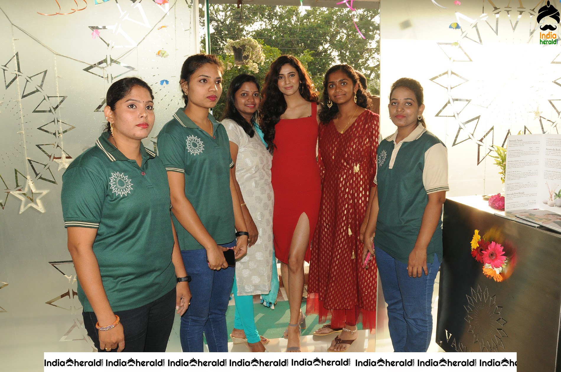 Former Femina miss india South Andleeb Zaidi Launches Premium Rewards Card at Vasundhara Salon Set 1