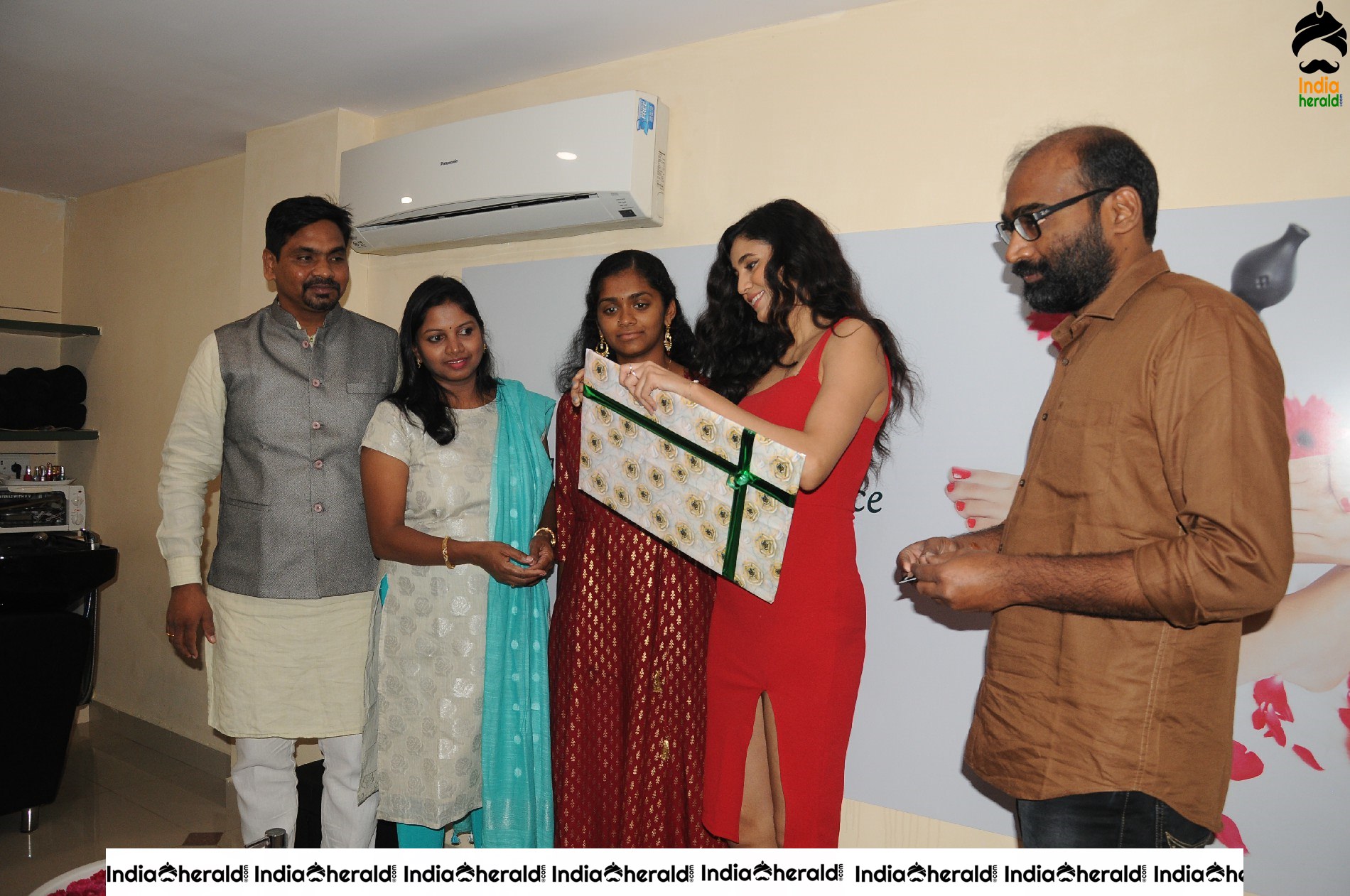 Former Femina miss india South Andleeb Zaidi Launches Premium Rewards Card at Vasundhara Salon Set 1