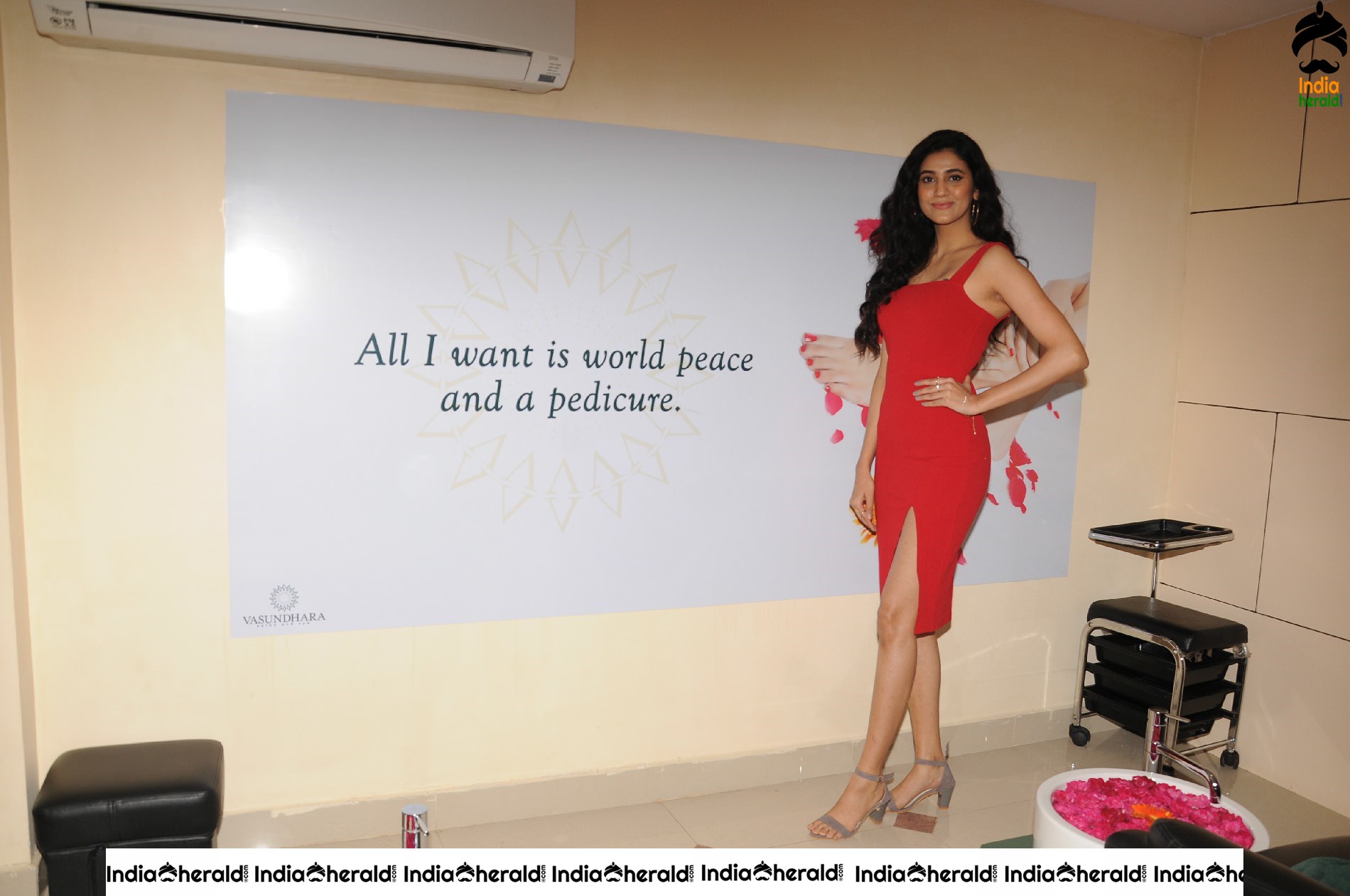 Former Femina miss india South Andleeb Zaidi Launches Premium Rewards Card at Vasundhara Salon Set 1