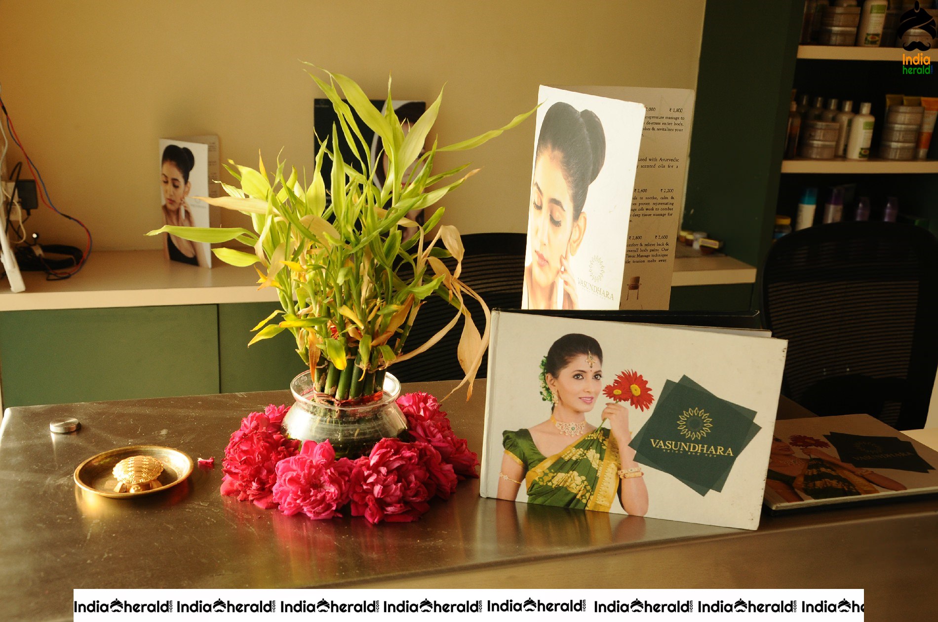 Former Femina miss india South Andleeb Zaidi Launches Premium Rewards Card at Vasundhara Salon Set 1